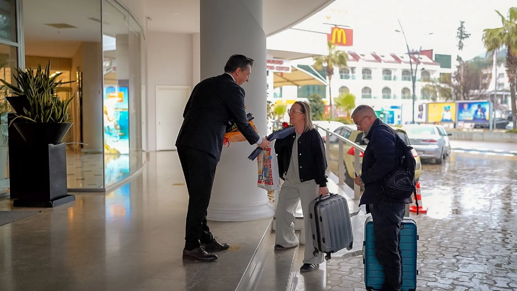 Marmaris'te turizm sezonu İngiliz turist kafilesinin gelmesiyle başladı