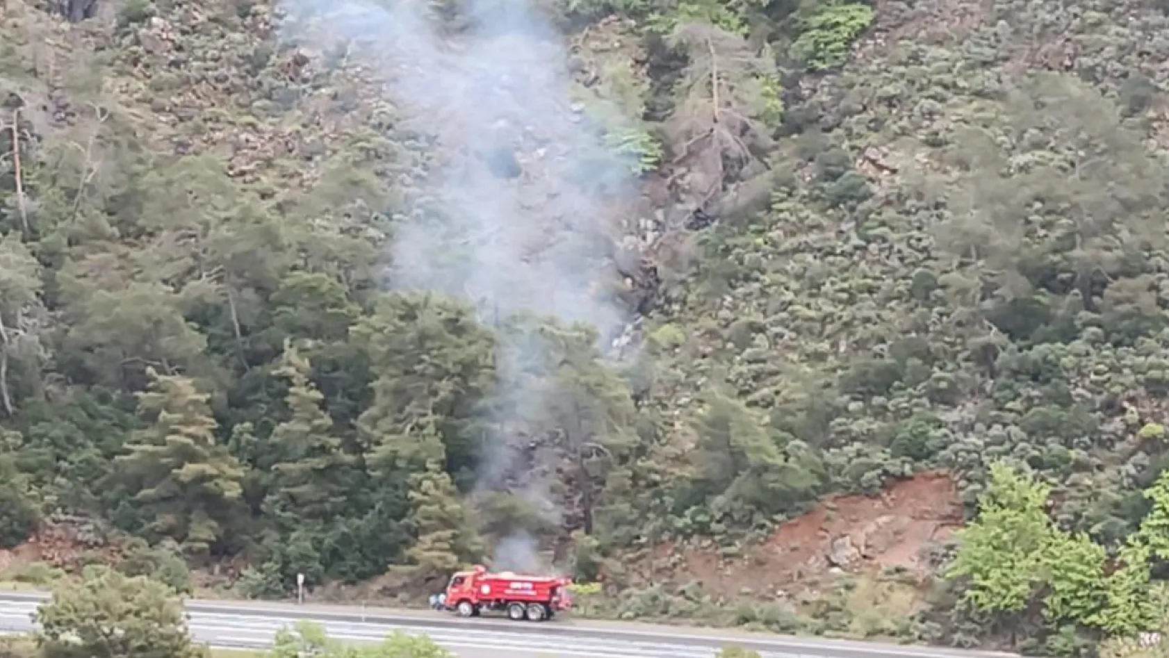 Marmaris'te yangın sezonu öncesi temizlik çalışmaları sürüyor