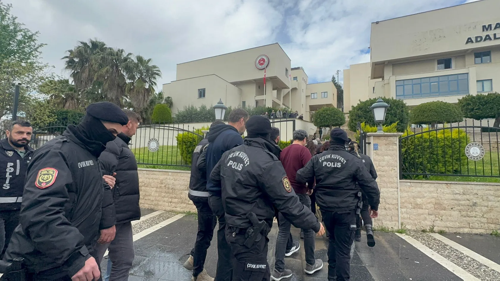 Marmaris'teki 'rüşvet' operasyonunun şüphelileri adliyeye sevk edildi