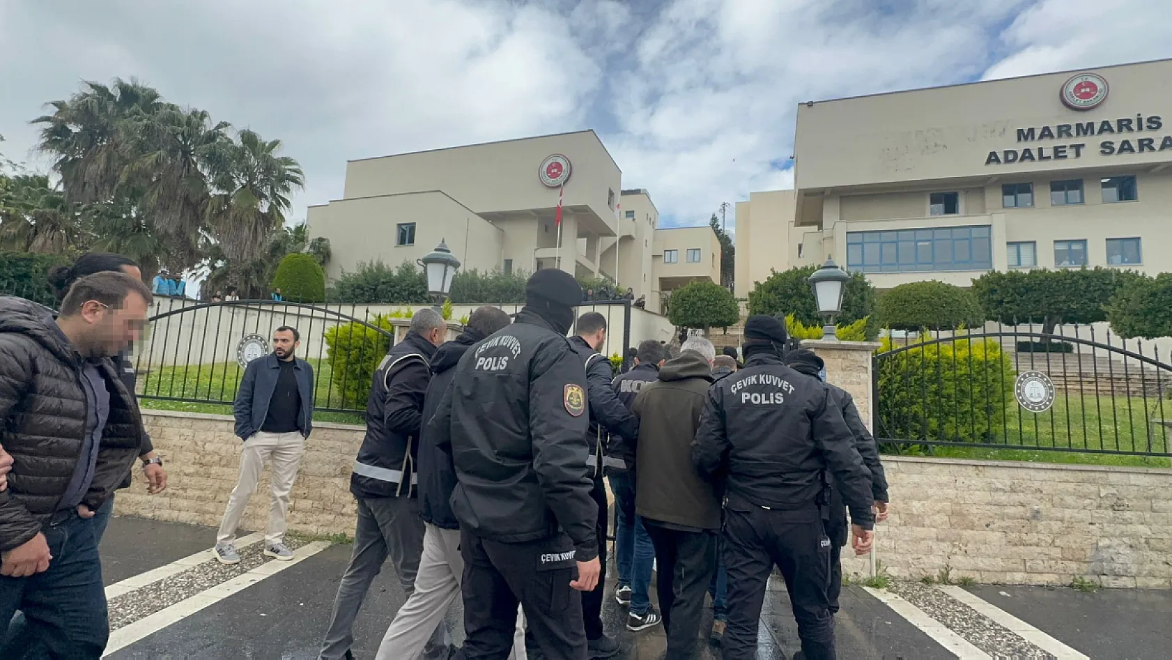 Marmaris'teki 'rüşvet' operasyonunun şüphelileri adliyeye sevk edildi