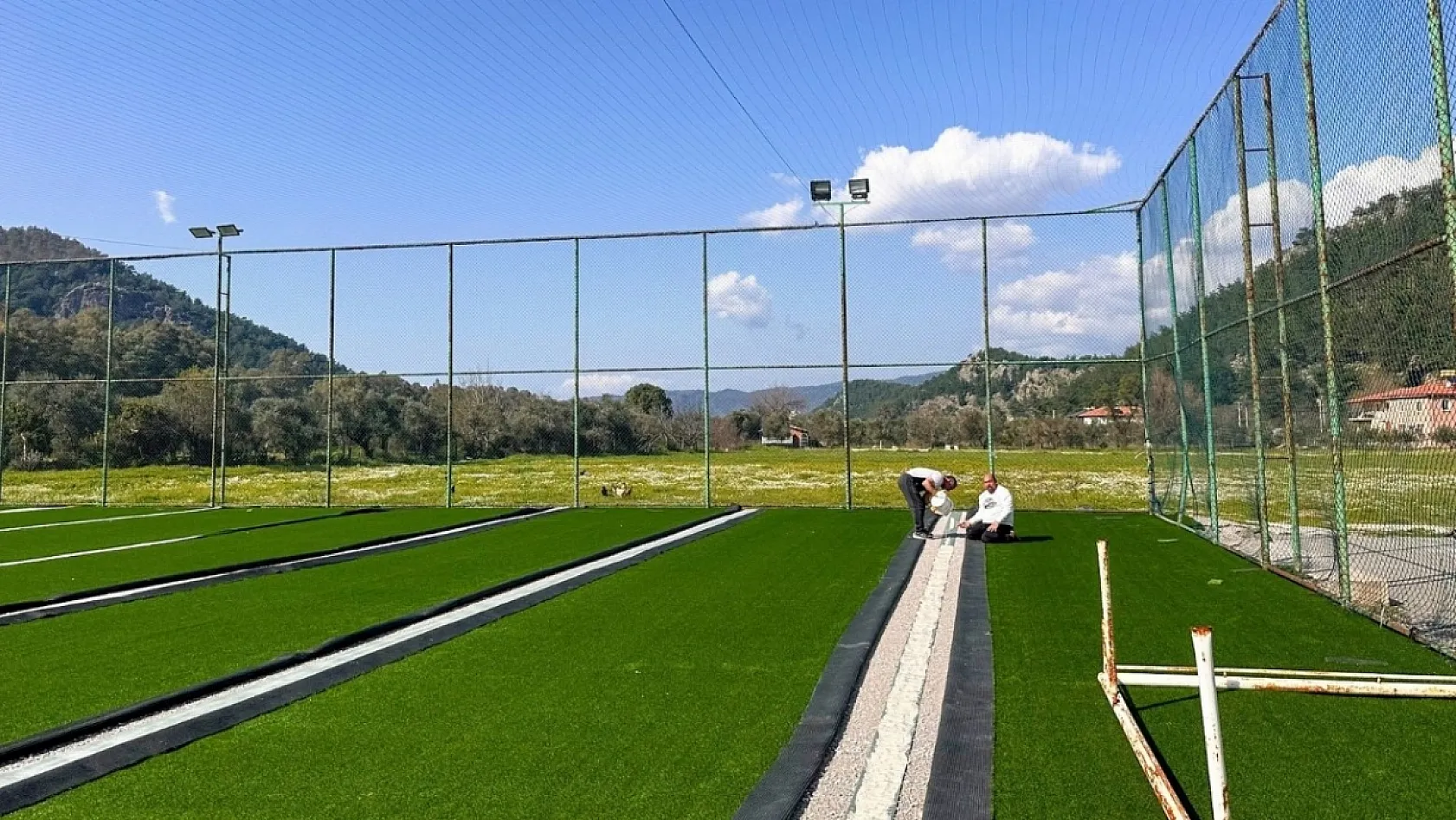 Marmaris Turgut Mahallesi'nde futbol sahası yenilendi
