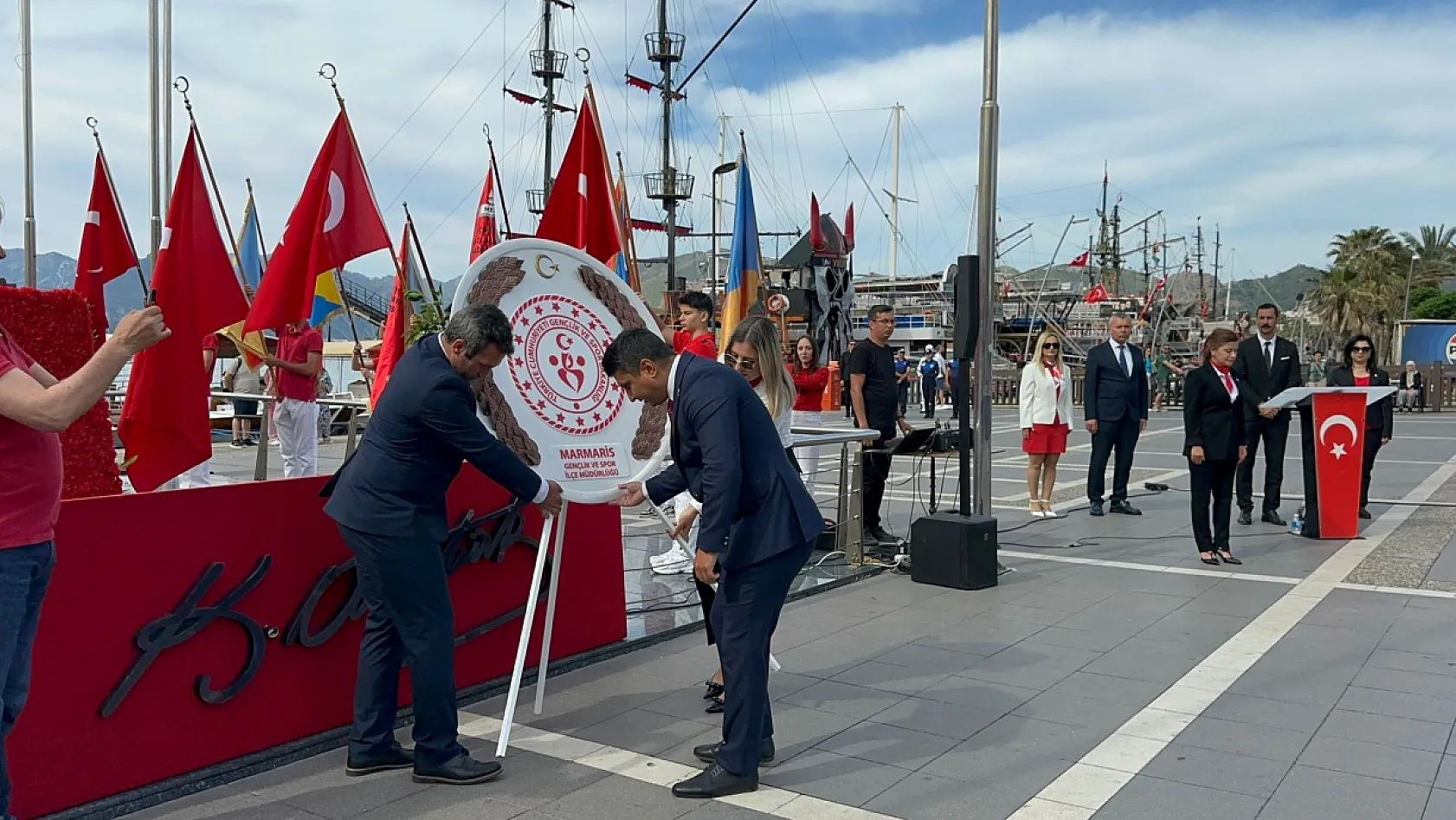 Marmaris'te 19 Mayıs coşkusu çelenk sunumu ile başladı
