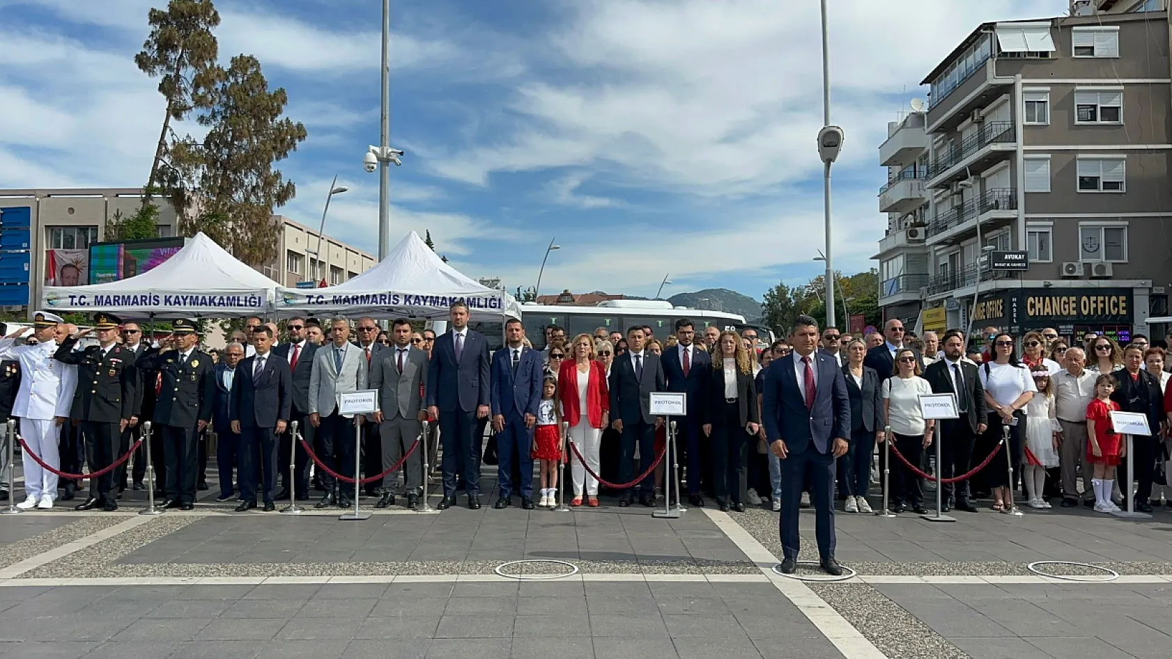 Marmaris'te 19 Mayıs coşkusu çelenk sunumu ile başladı
