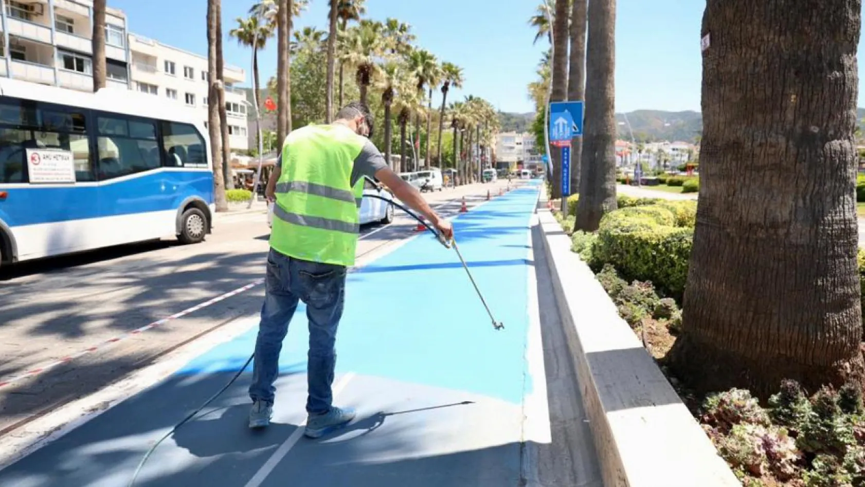 Marmaris'te bisiklet yolları bakımdan geçiyor