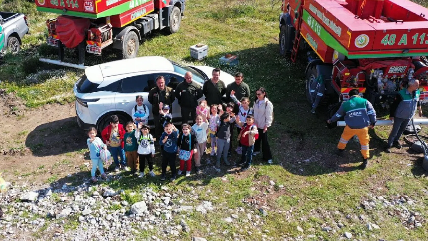 Marmaris'te öğrenciler fidanları toprakla buluşturdu