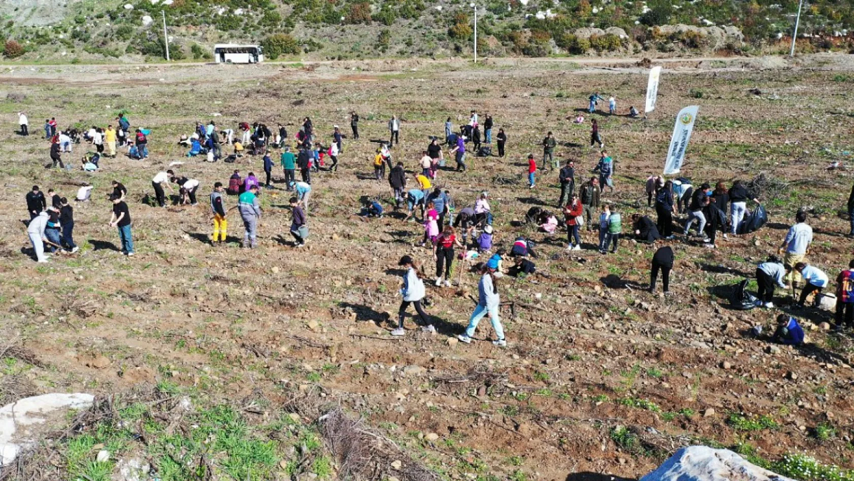 Marmaris'te öğrenciler fidanları toprakla buluşturdu