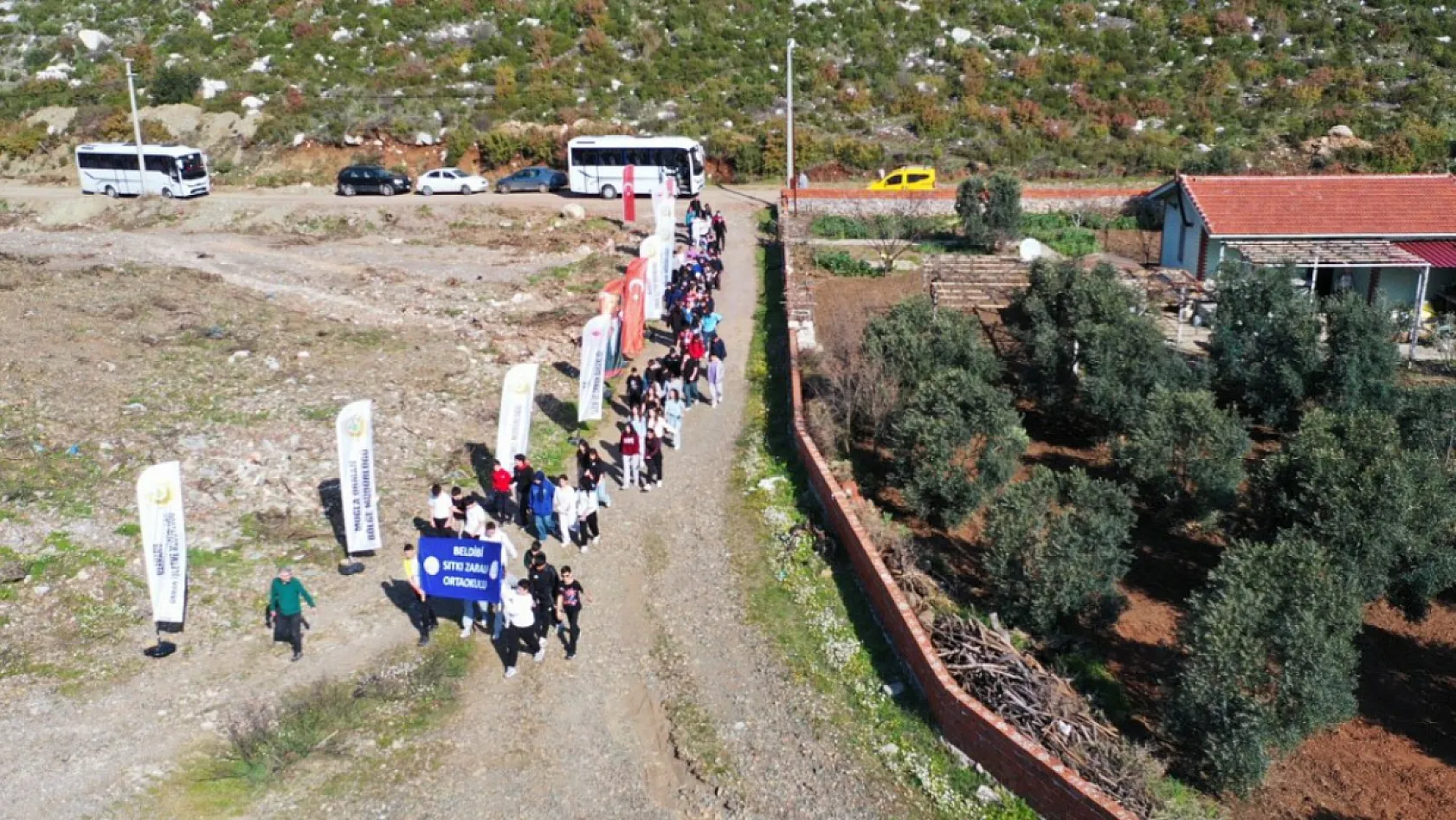 Marmaris'te öğrenciler fidanları toprakla buluşturdu