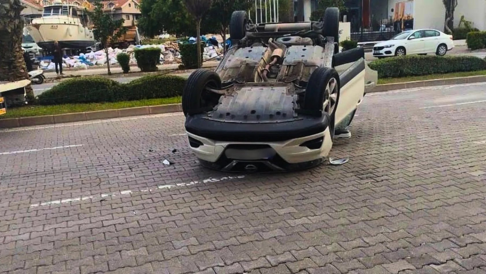 Marmaris'te otomobil takla attı: 2 kişi hafif yaralandı