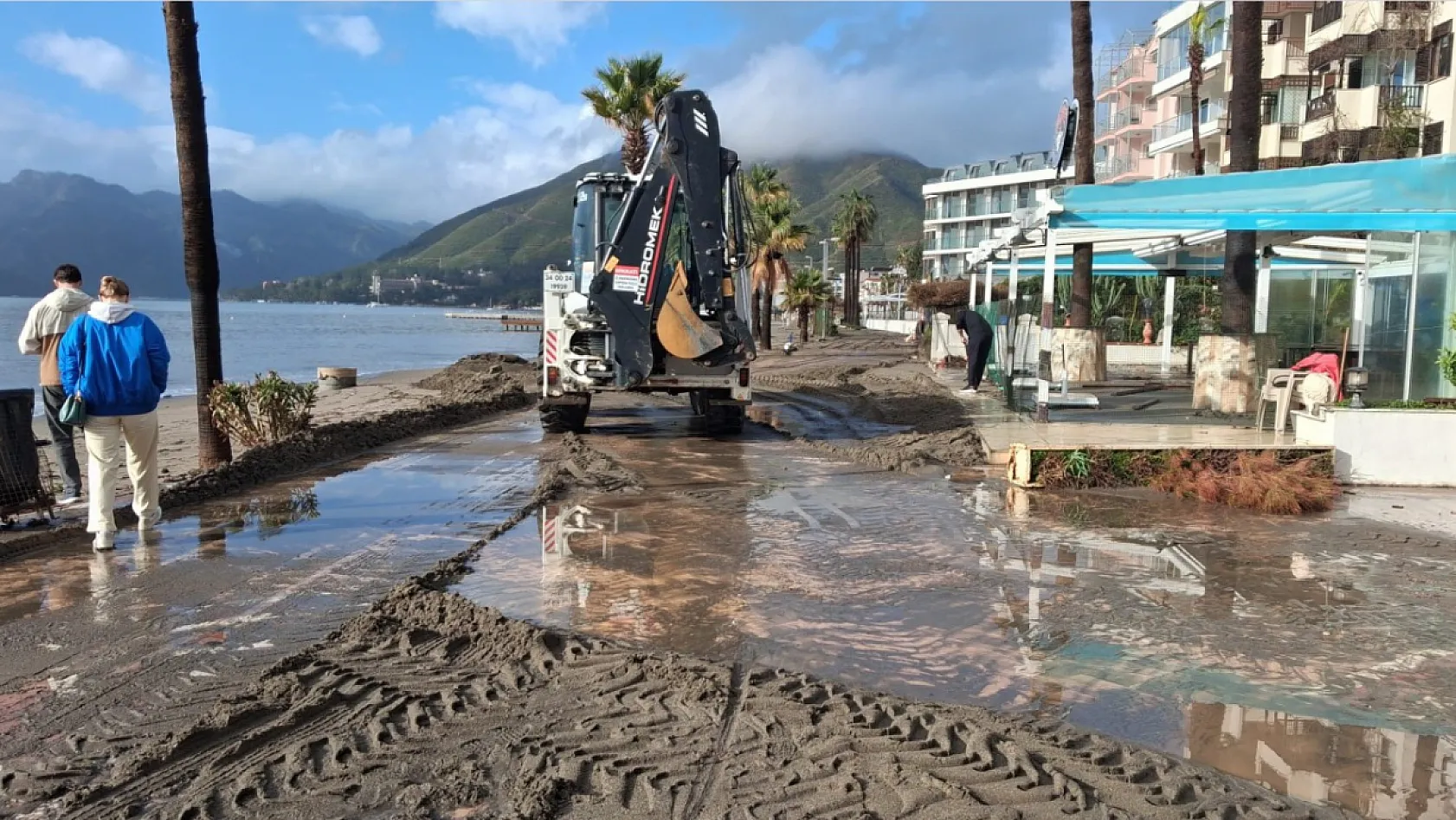 Marmaris'te sağanak ve fırtına etkili oldu
