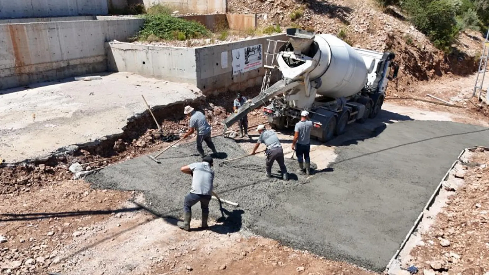 Marmaris'te yol yapım ve bakım çalışmaları sürüyor