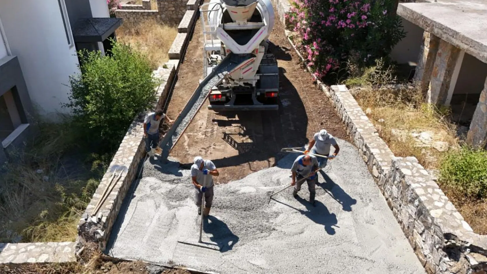 Marmaris'te yol yapım ve bakım çalışmaları sürüyor