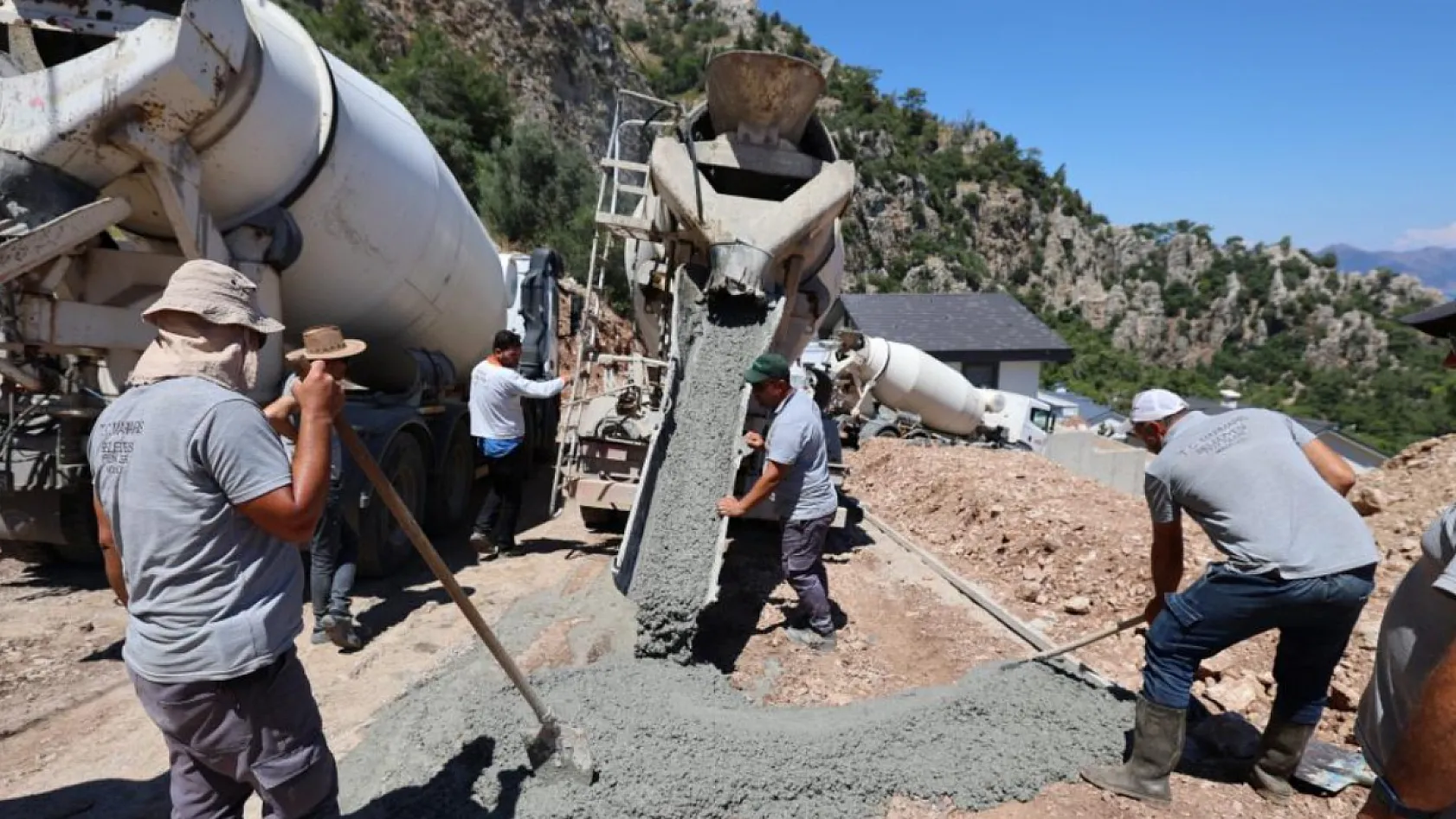 Marmaris'te yol yapım ve bakım çalışmaları sürüyor