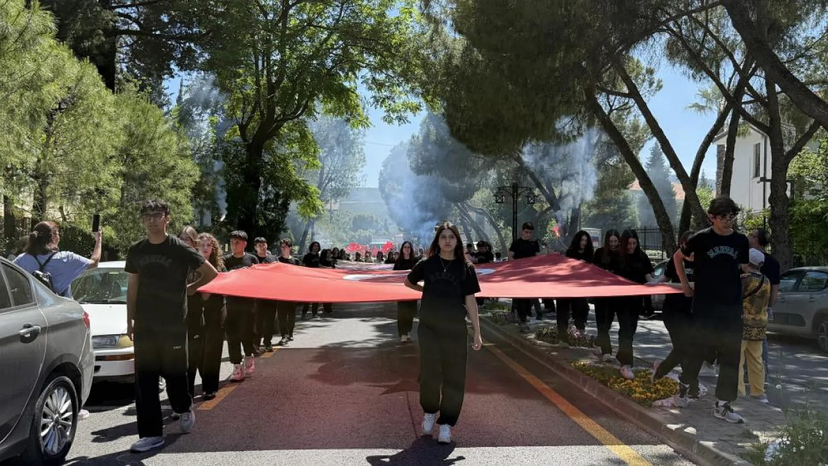 Menteşe Anadolu Lisesi'nde 3. Geleneksel Veda Yürüyüşü gerçekleşti