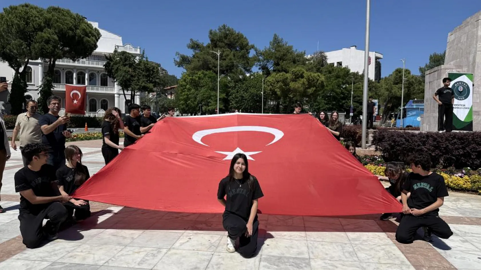 Menteşe Anadolu Lisesi'nde 3. Geleneksel Veda Yürüyüşü gerçekleşti