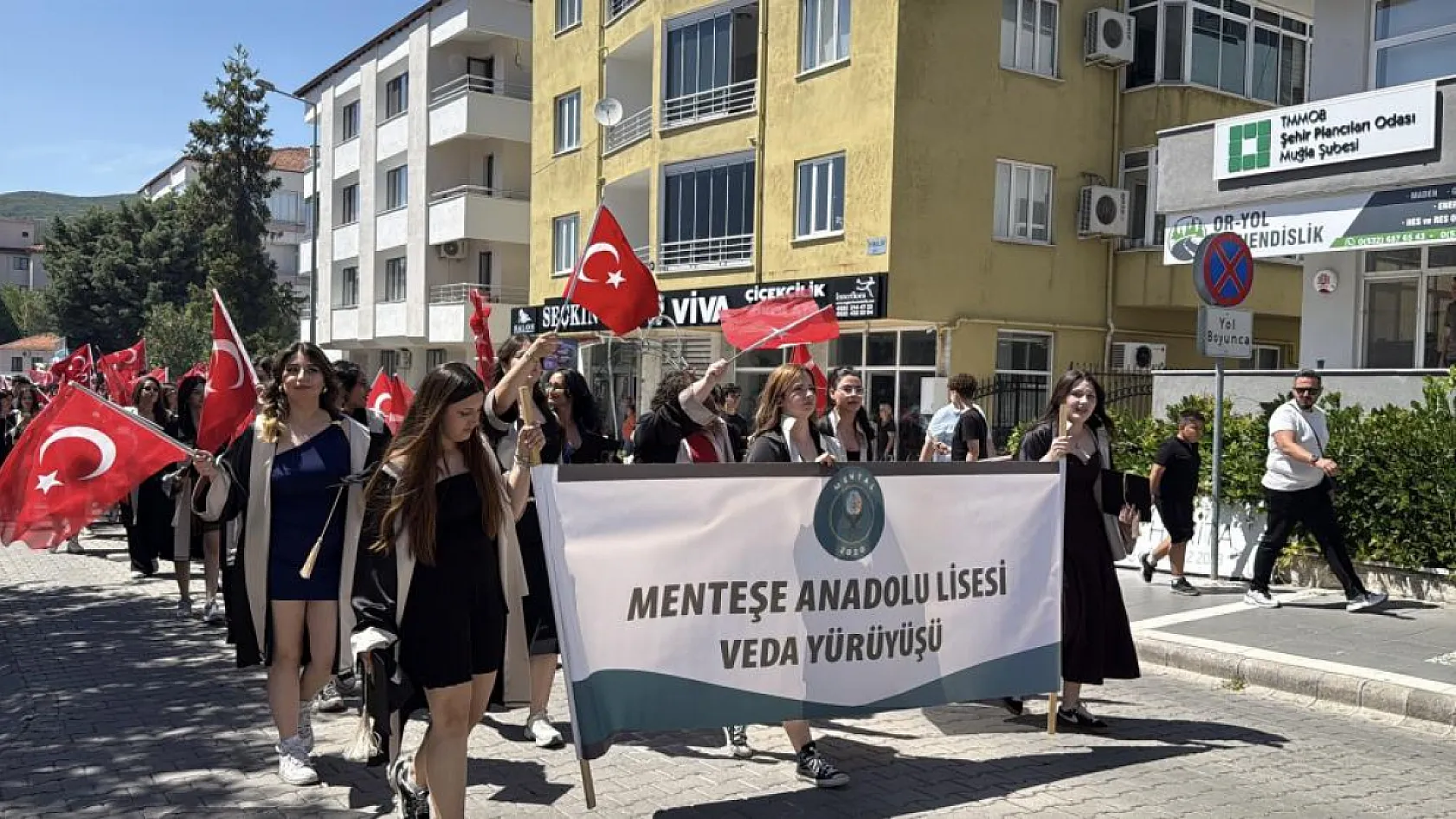 Menteşe Anadolu Lisesi'nde 3. Geleneksel Veda Yürüyüşü gerçekleşti