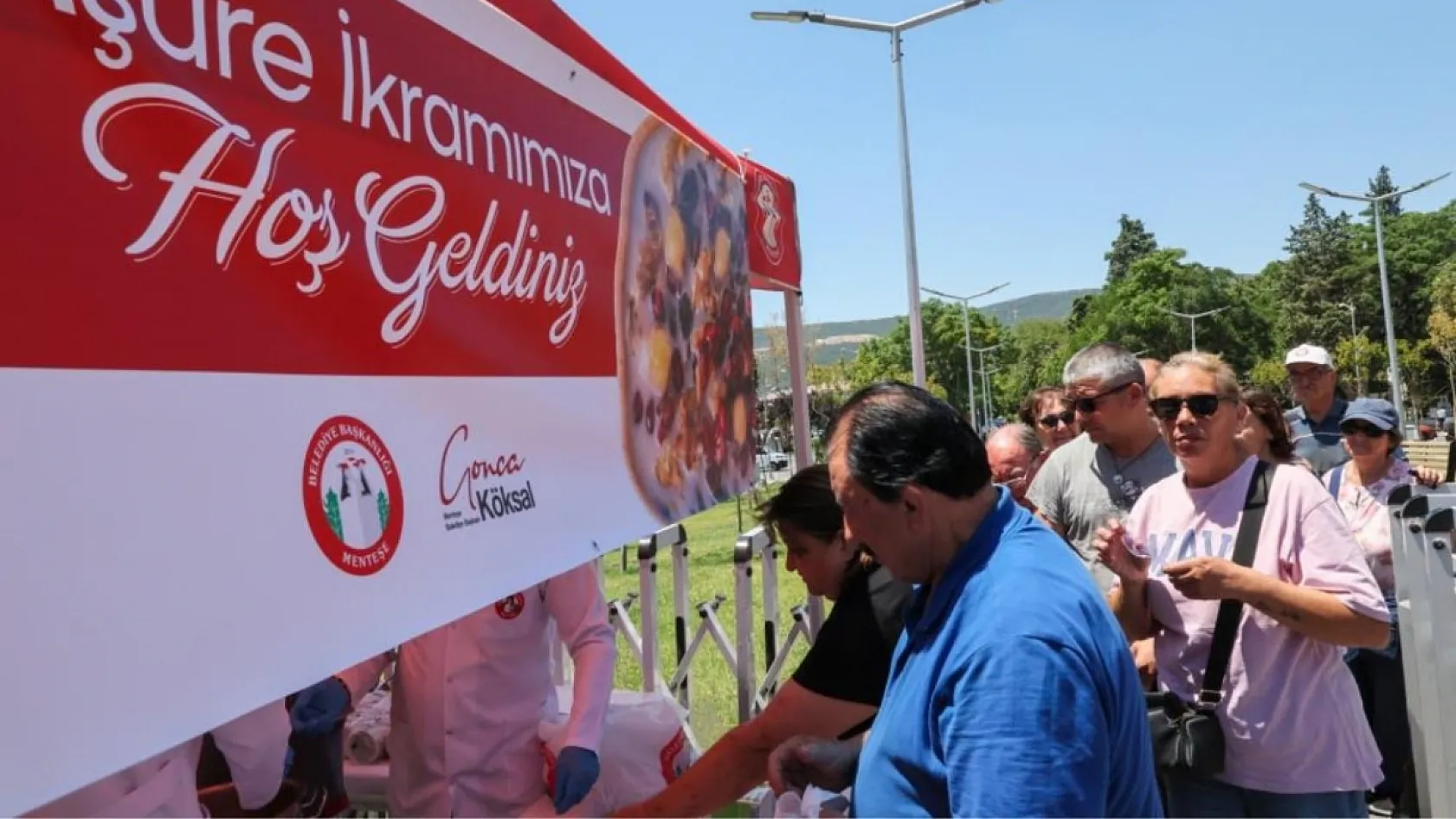 Menteşe Belediyesi'nden vatandaşlara aşure ikramı