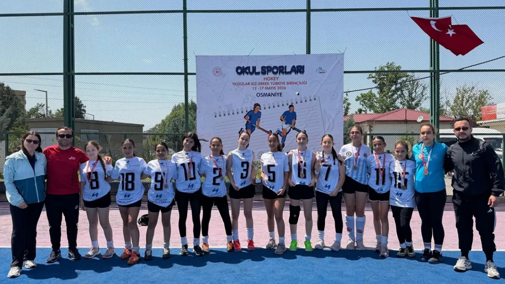 Menteşe Cumhuriyet Ortaokulu hokey takımı Türkiye üçüncüsü oldu