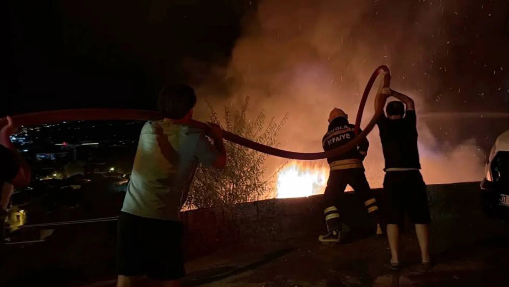 Menteşe'de alevler geceyi aydınlattı, itfaiye faciayı önledi