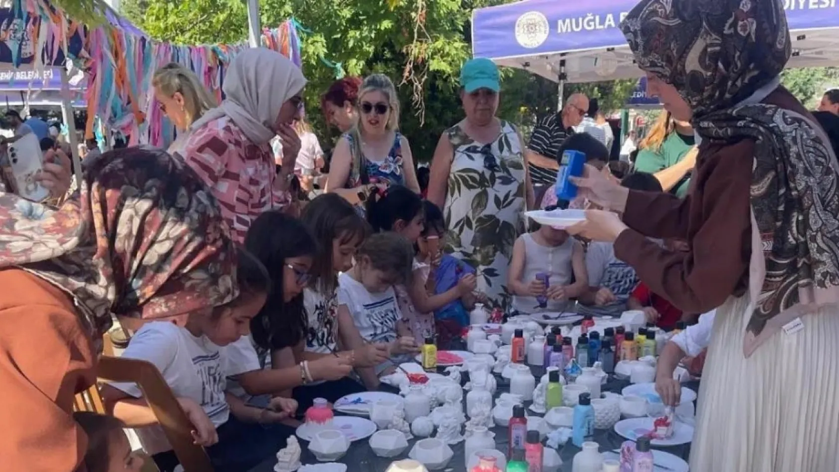 Menteşe'de gönüllü gençler miniklerin mutluluğuna ortak oldu