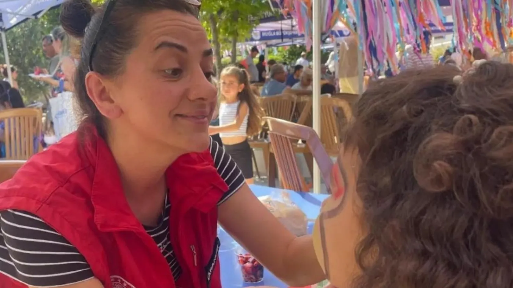 Menteşe'de gönüllü gençler miniklerin mutluluğuna ortak oldu