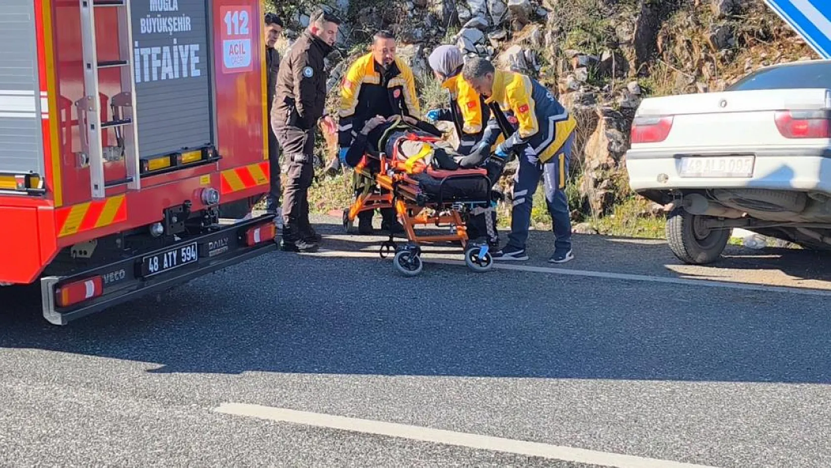 Menteşe'de kazada alev alan araçtaki 2 kişi ekiplerce kutarıldı