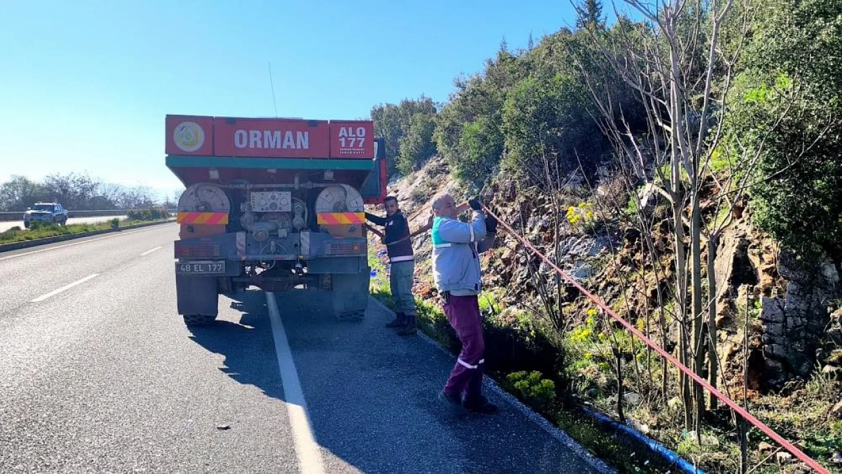 Menteşe'de kazada alev alan araçtaki 2 kişi ekiplerce kutarıldı