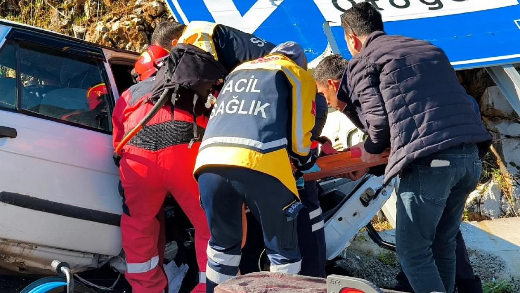 Menteşe'de kazada alev alan araçtaki 2 kişi ekiplerce kutarıldı