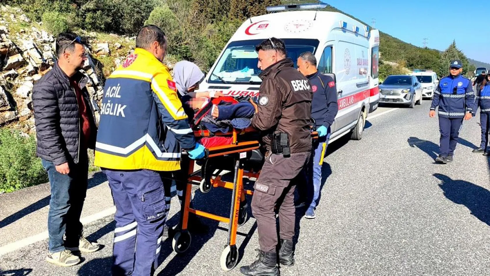 Menteşe'de kazada alev alan araçtaki 2 kişi ekiplerce kutarıldı