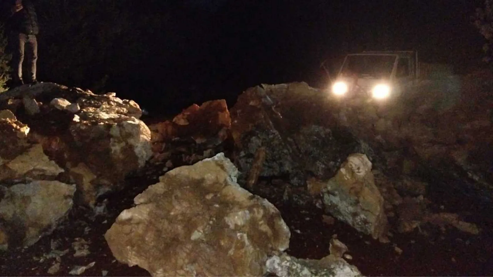 Marmaris'te dev kayalar orman yolunu kapattı