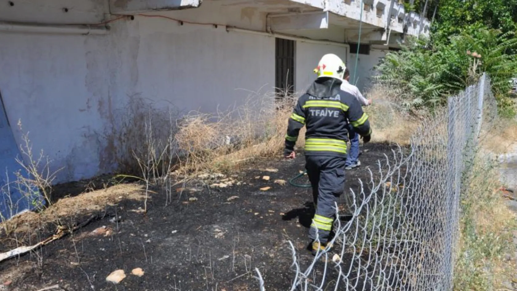 Menteşe'de otel arkasındaki otluk alanda yangın