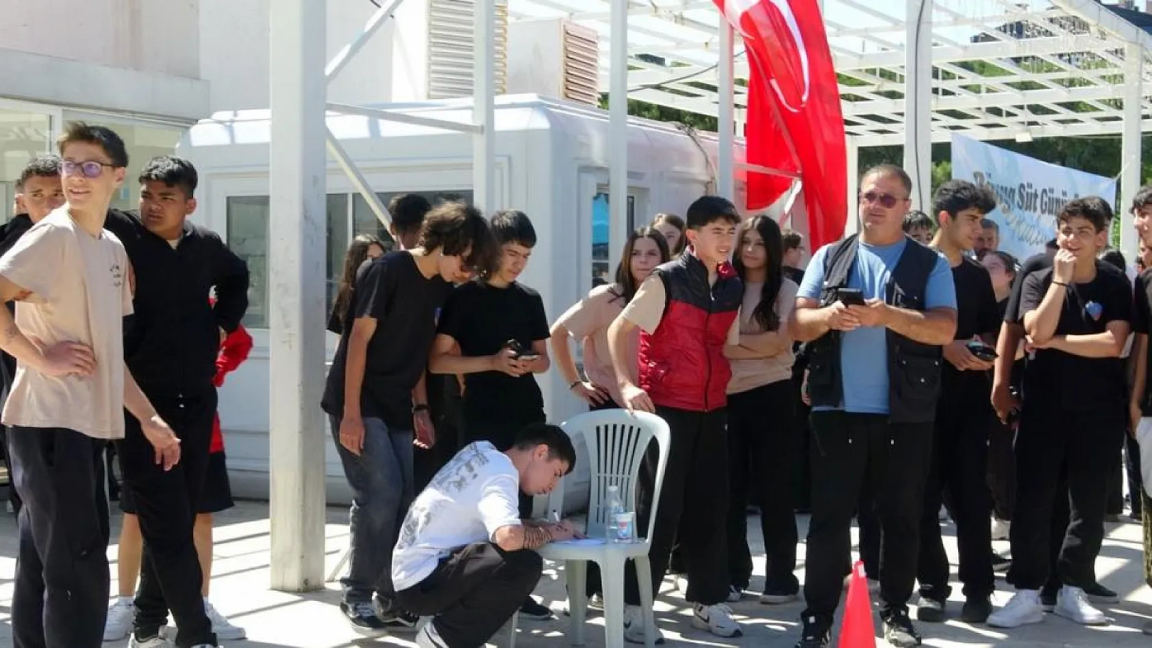 Menteşe Kent Meydanı'nda Dünya süt günü kutlandı