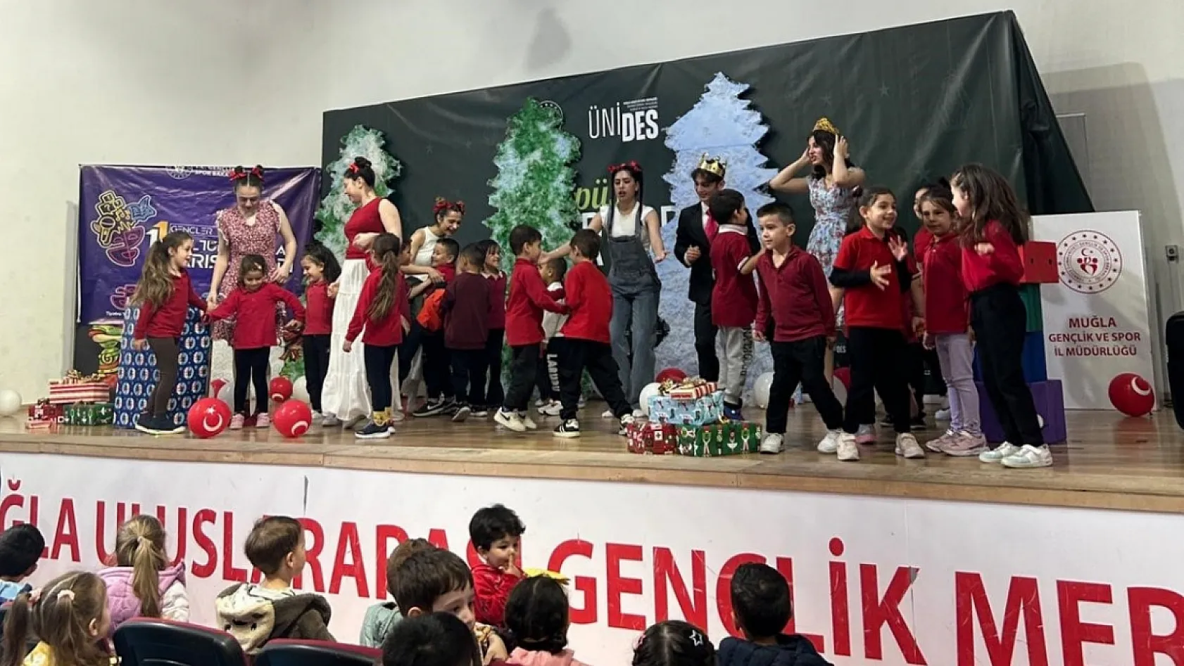 Menteşe'de çocuk tiyatrosu ilgiyle izlendi