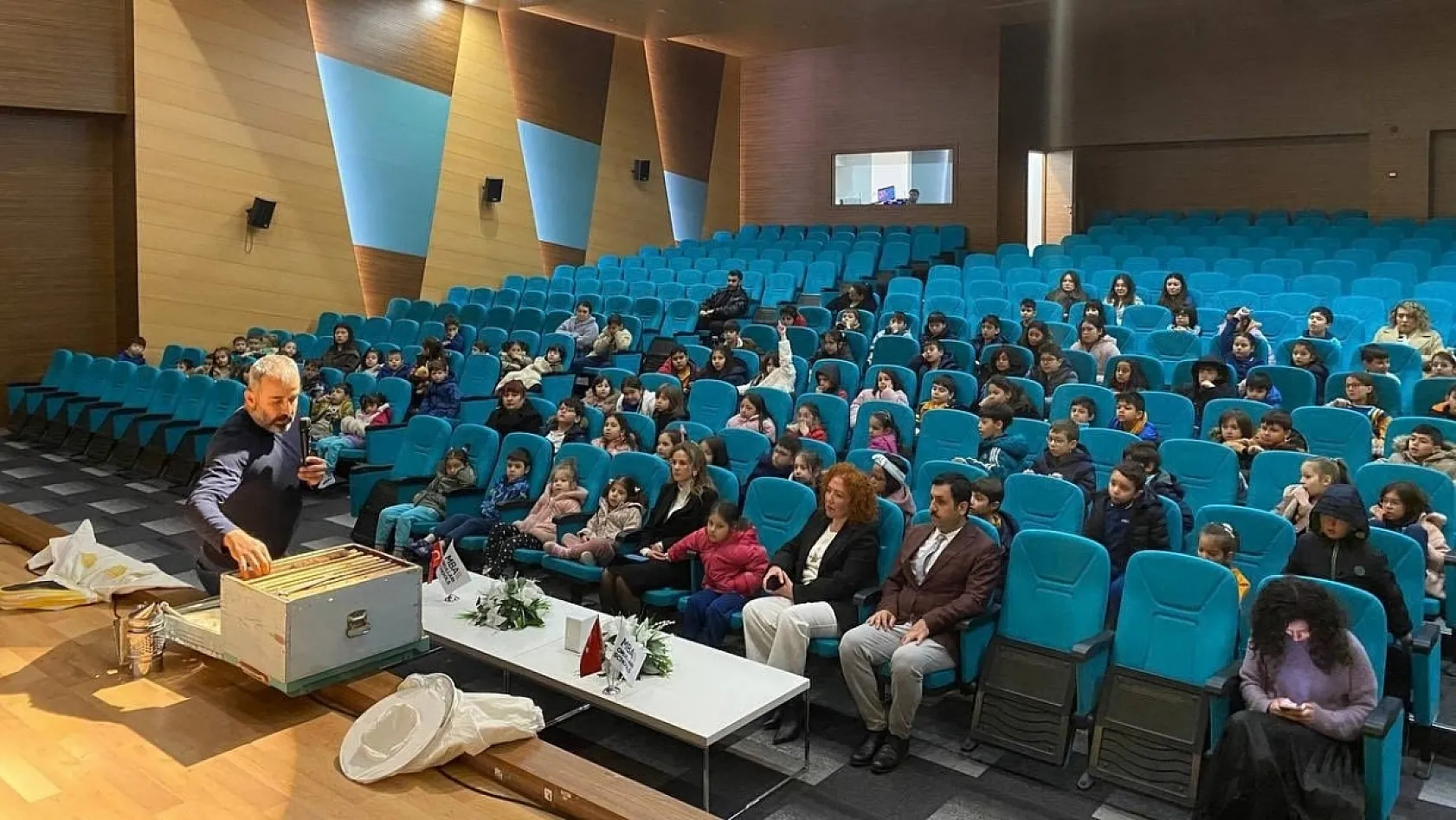 Menteşe'de çocuklar arıların dünyasını keşfetti