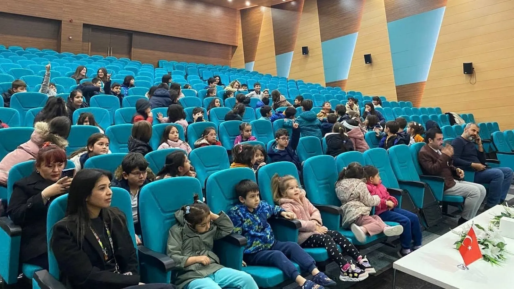 Menteşe'de çocuklar arıların dünyasını keşfetti