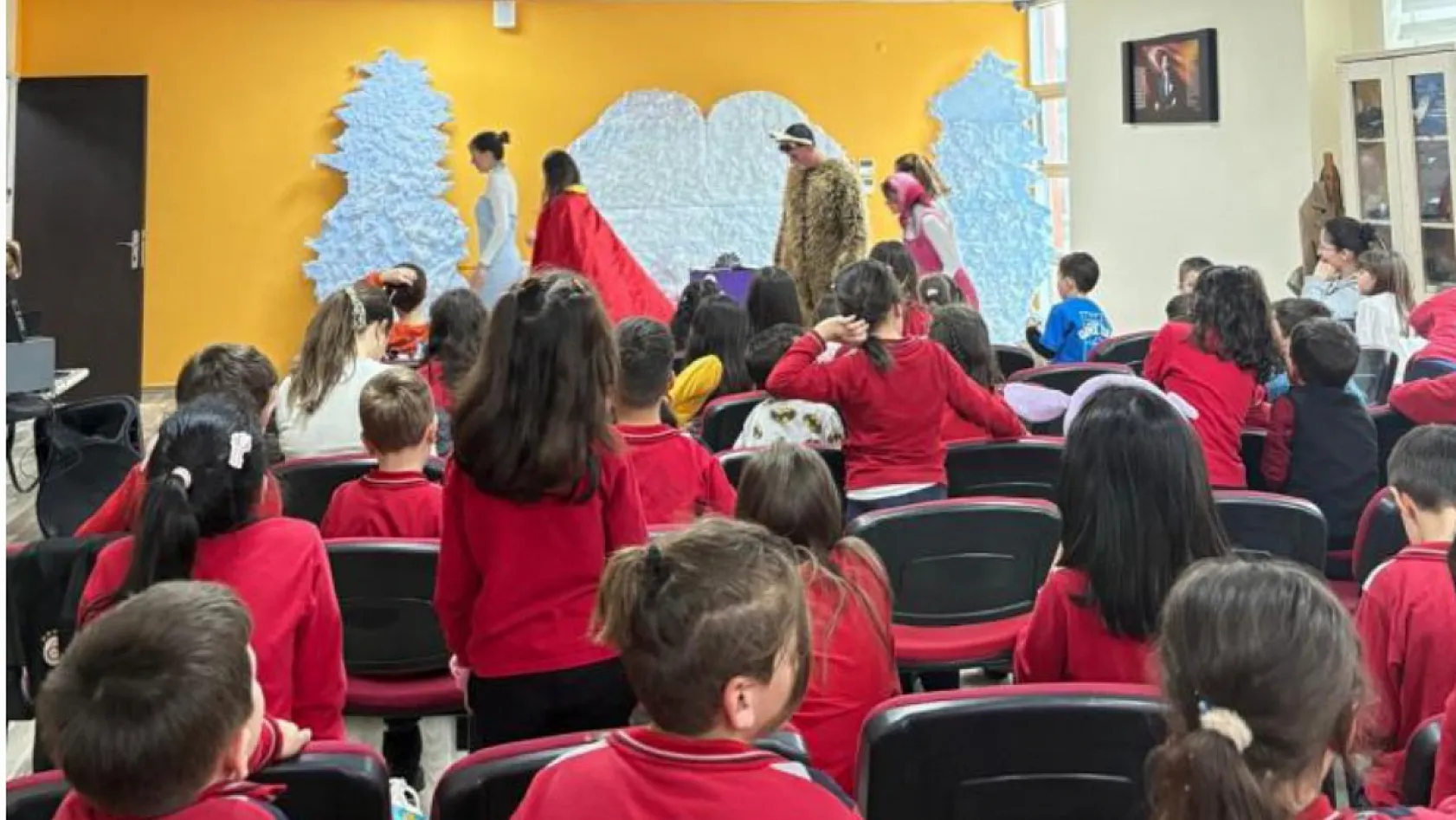Menteşe'de gönüllü gençlerden çocuklara tiyatro sürprizi