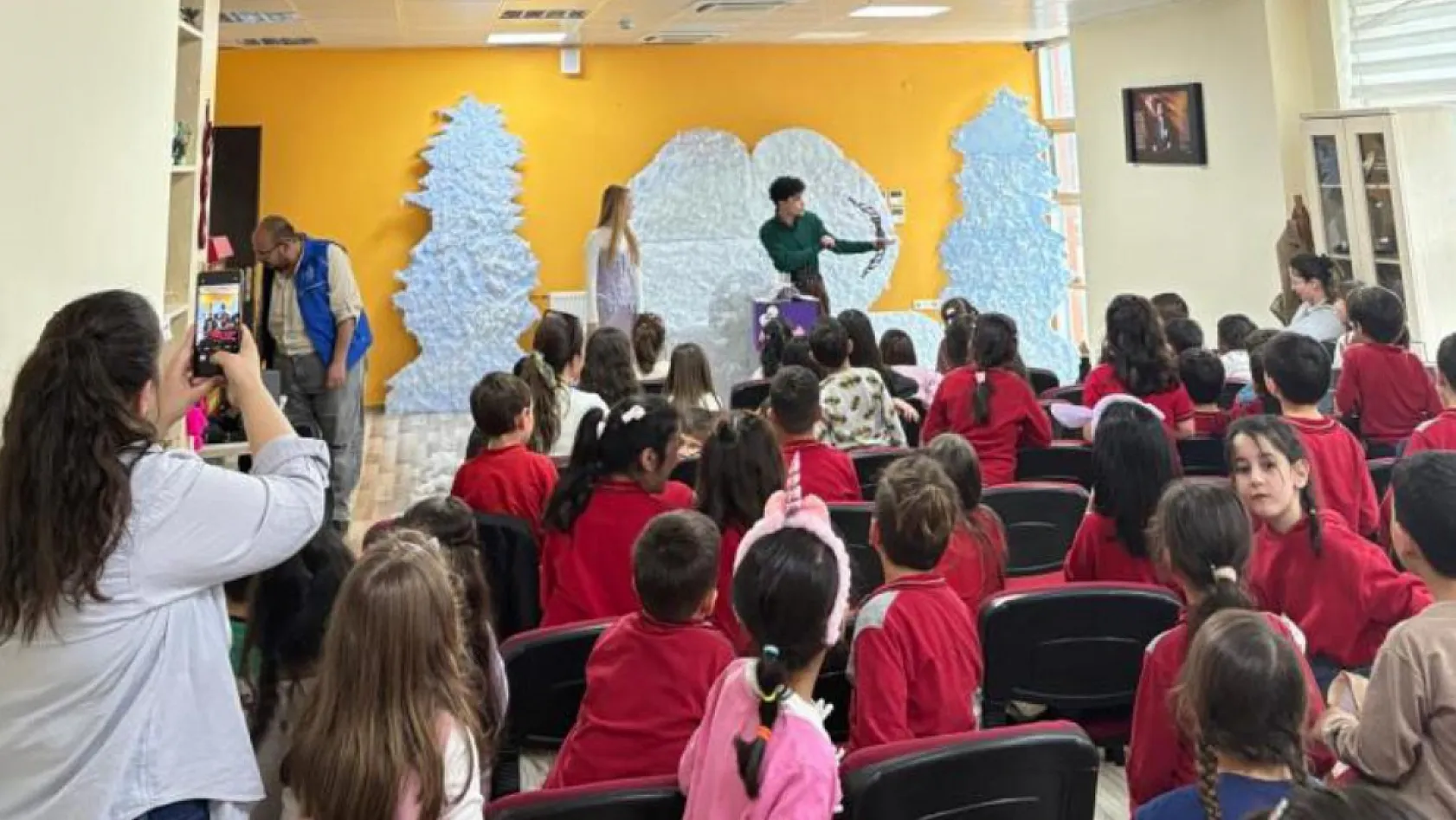 Menteşe'de gönüllü gençlerden çocuklara tiyatro sürprizi