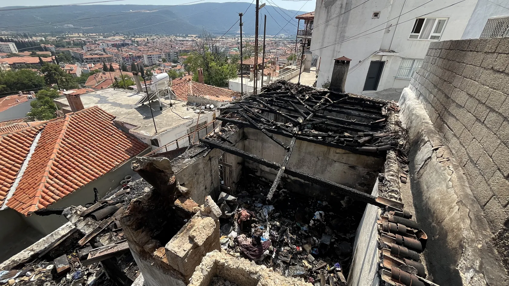 Menteşe'de küle dönen evleri için iki kardeş yardım bekliyor