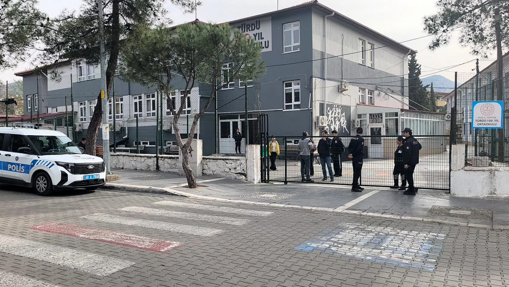 Menteşe'de Okulların Etrafında Sıkı Güvenlik Önlemleri
