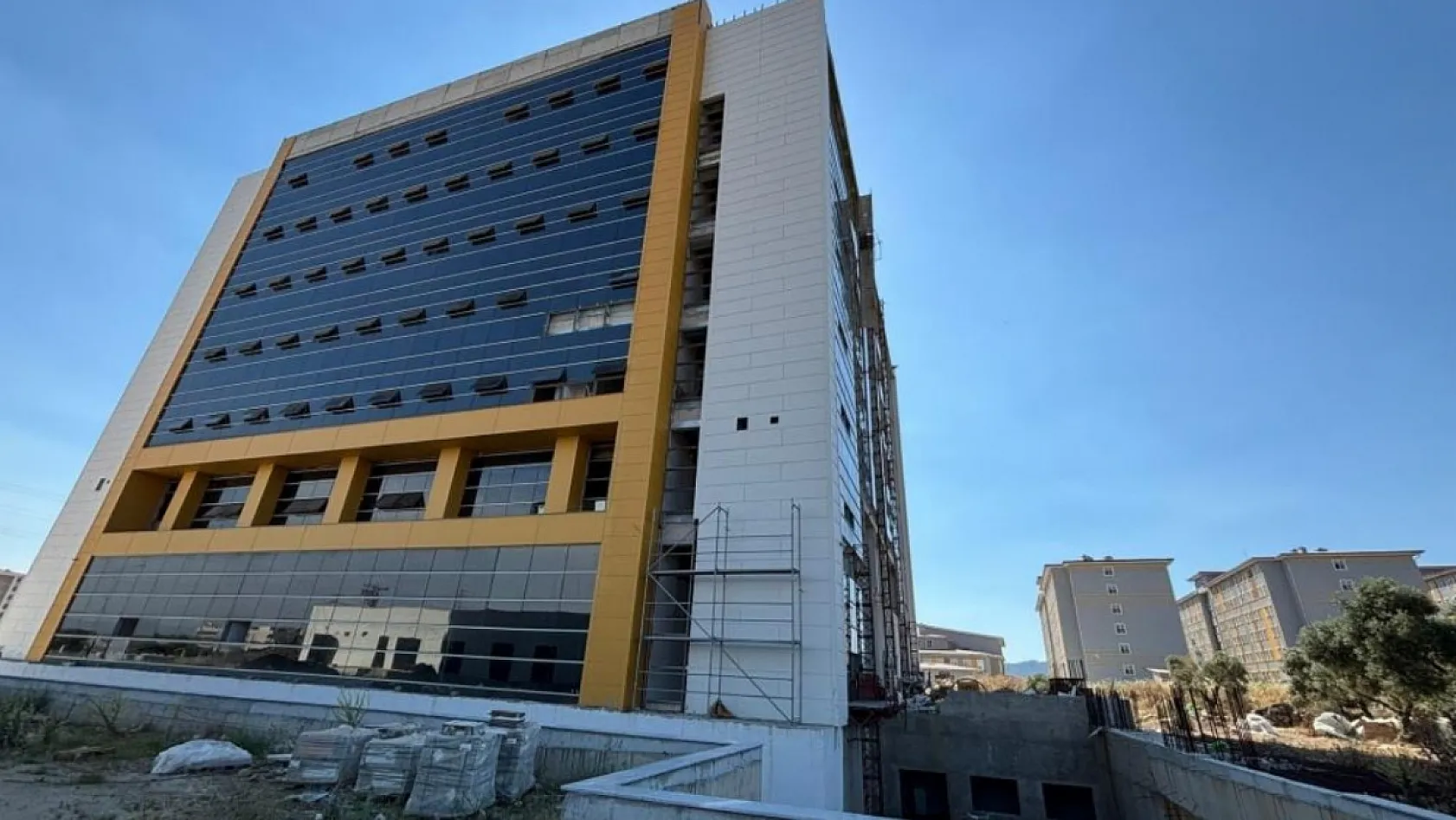 Metrelerce yükseklikten zemine düşen işçi ağır yaralandı