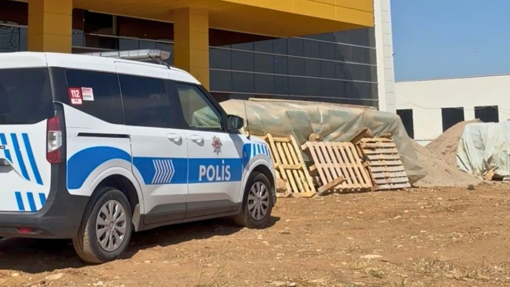 Metrelerce yükseklikten zemine düşen işçi ağır yaralandı