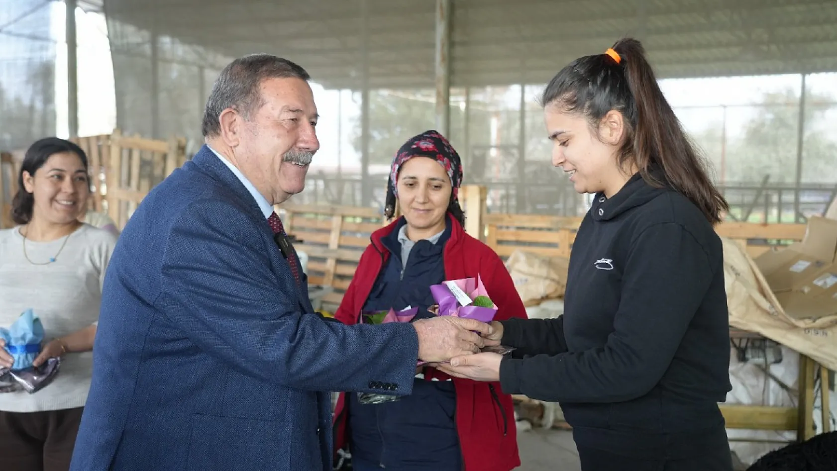 Milas Belediye Başkanı Fevzi Topuz'dan Emekçi Kadınlara 8 Mart Ziyareti