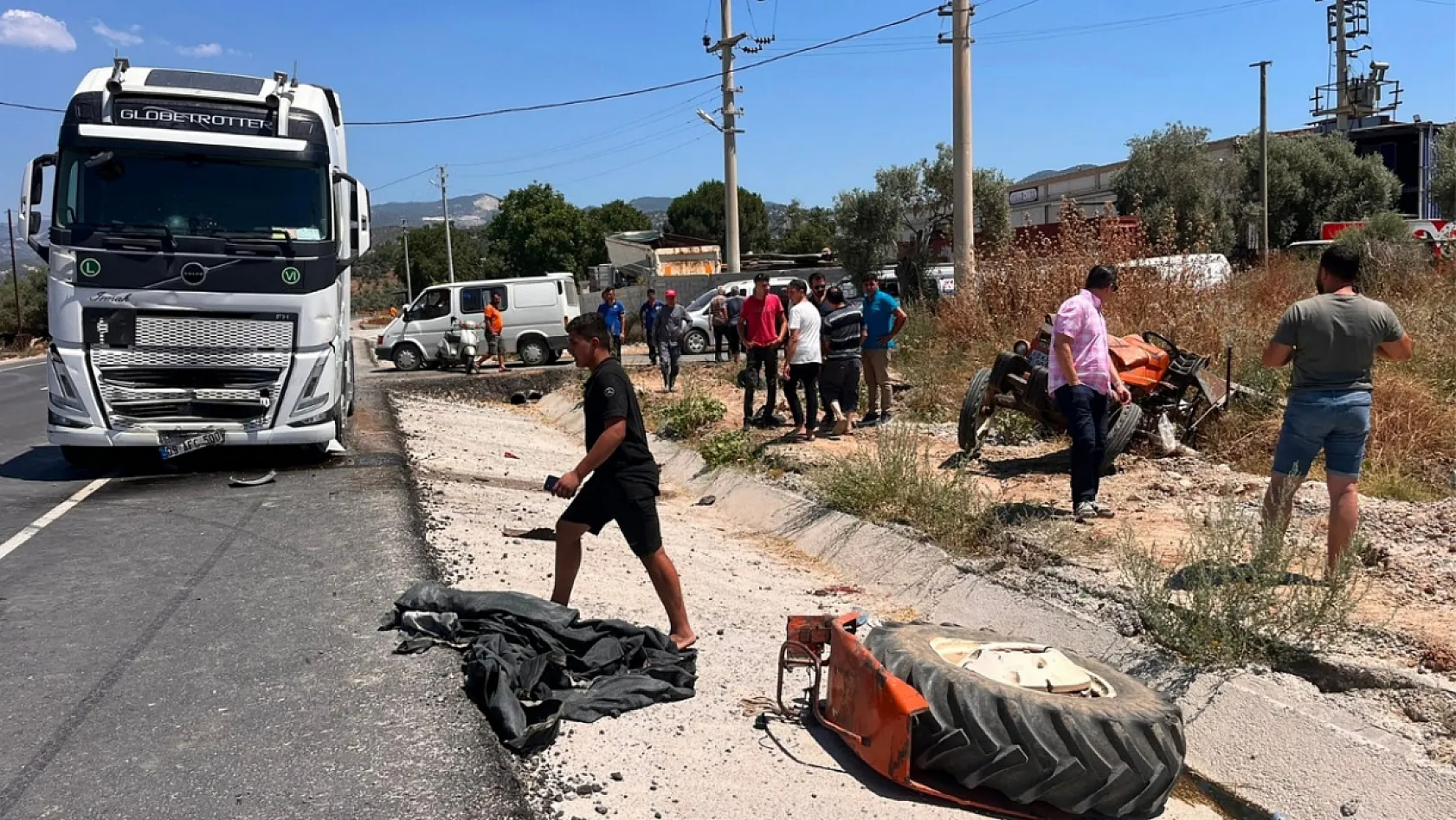 Milas'ta tırla çarpışan traktördeki 2 kişi hastanede hayatını kaybetti