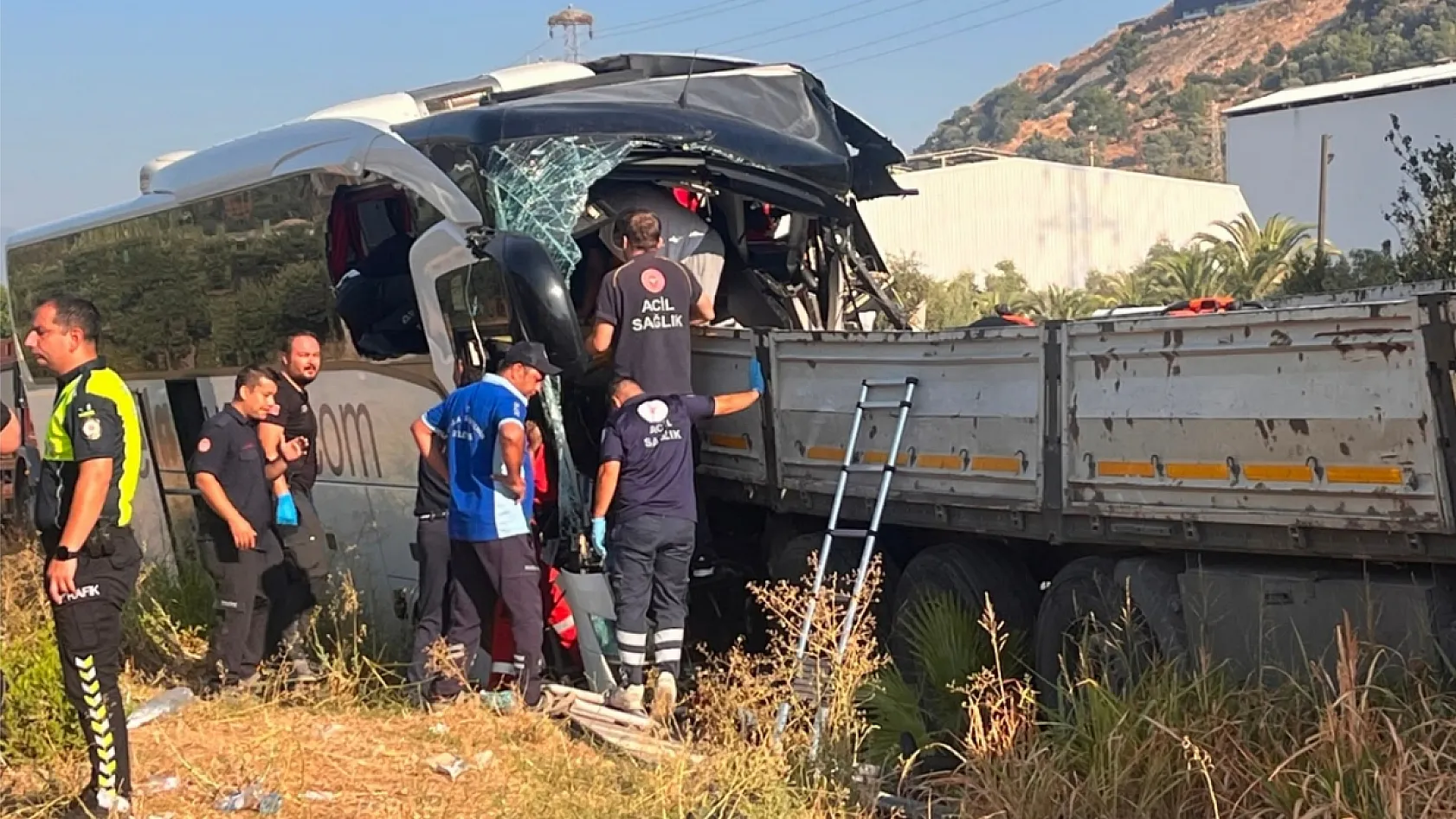 Milas'ta yolcu otobüsü ile tır çarpıştı: 2 ölü, 18 yaralı