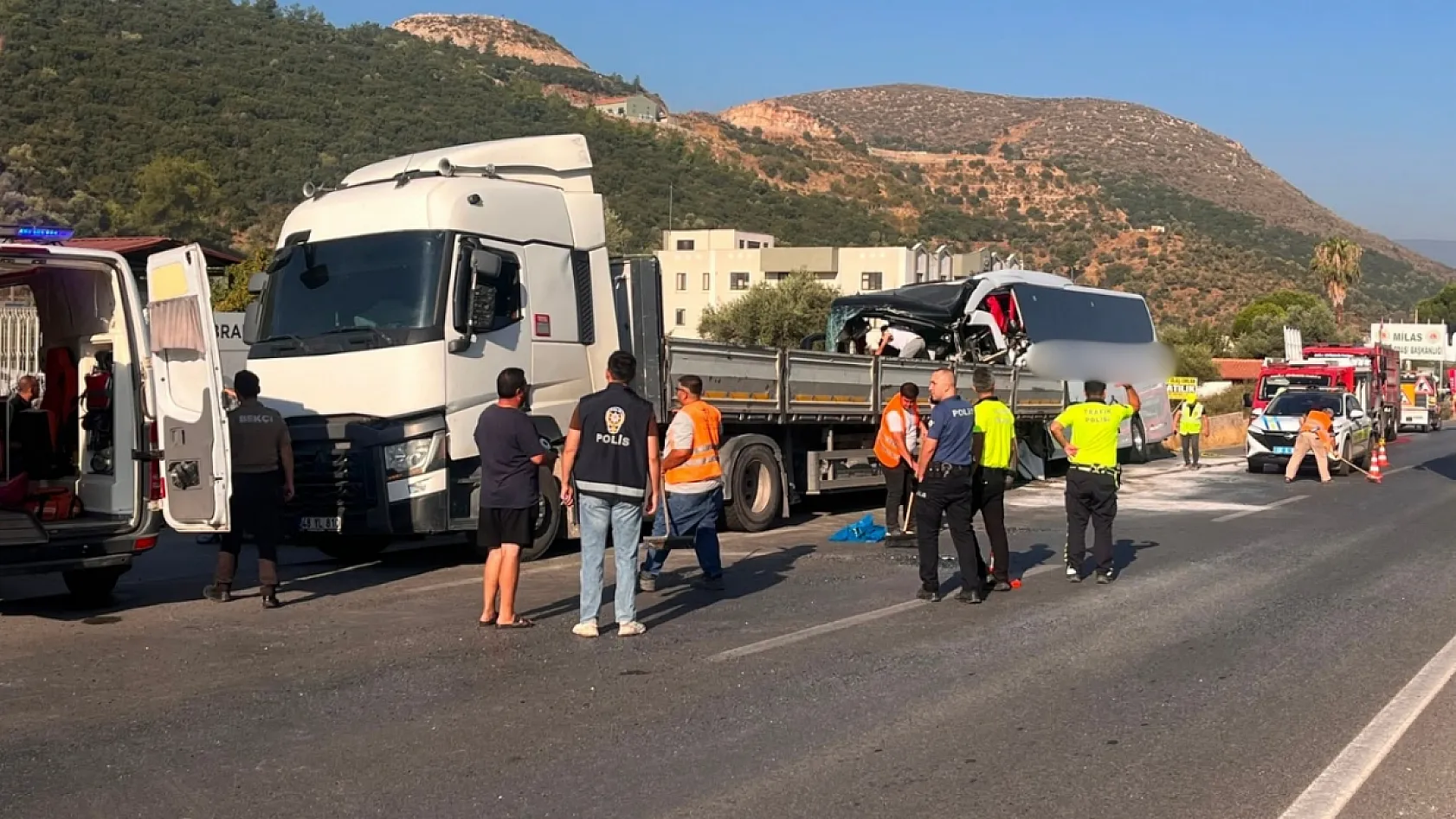 Milas'ta yolcu otobüsü ile tır çarpıştı: 2 ölü, 18 yaralı
