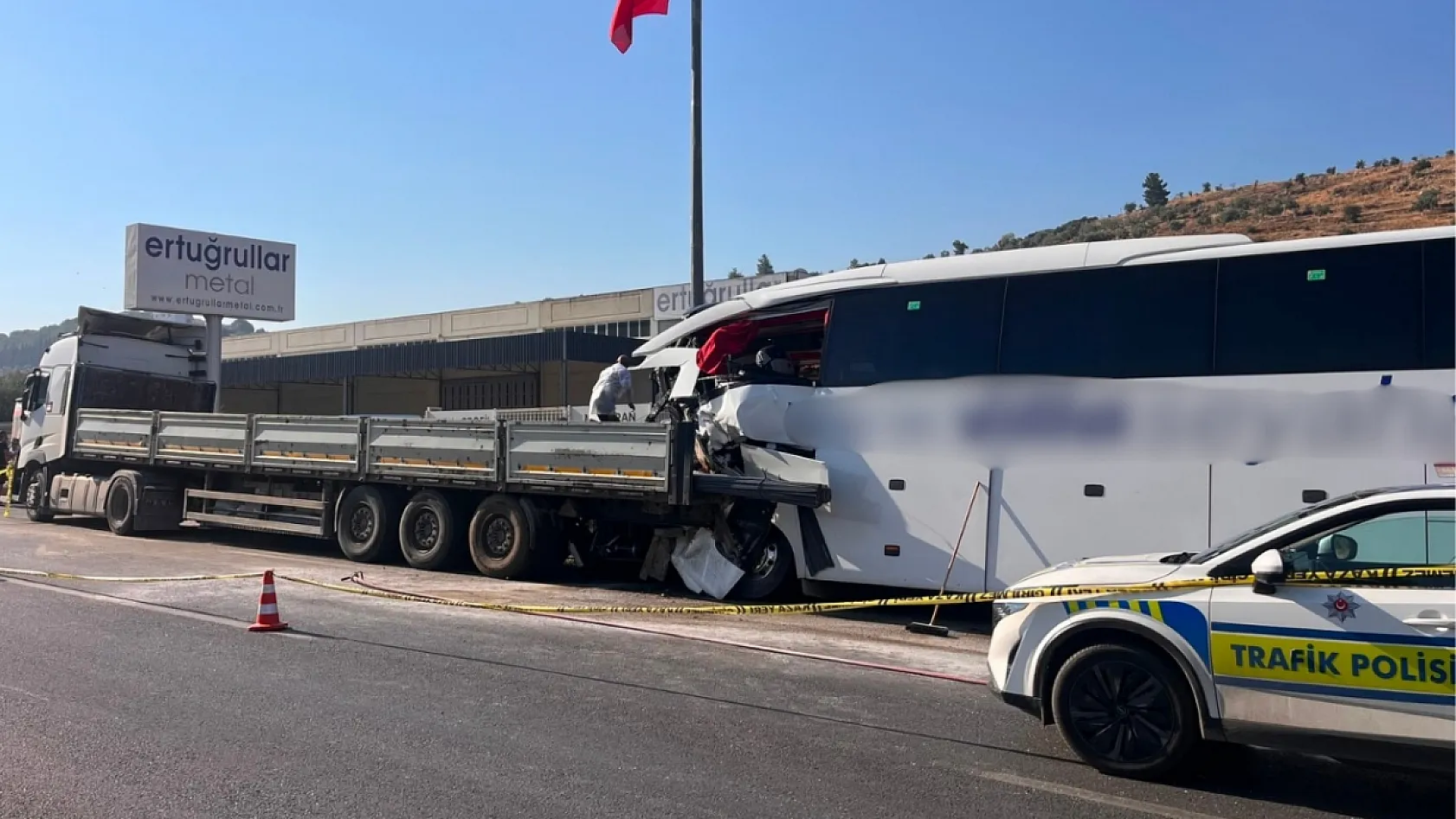Milas'ta yolcu otobüsü ile tır çarpıştı: 2 ölü, 18 yaralı