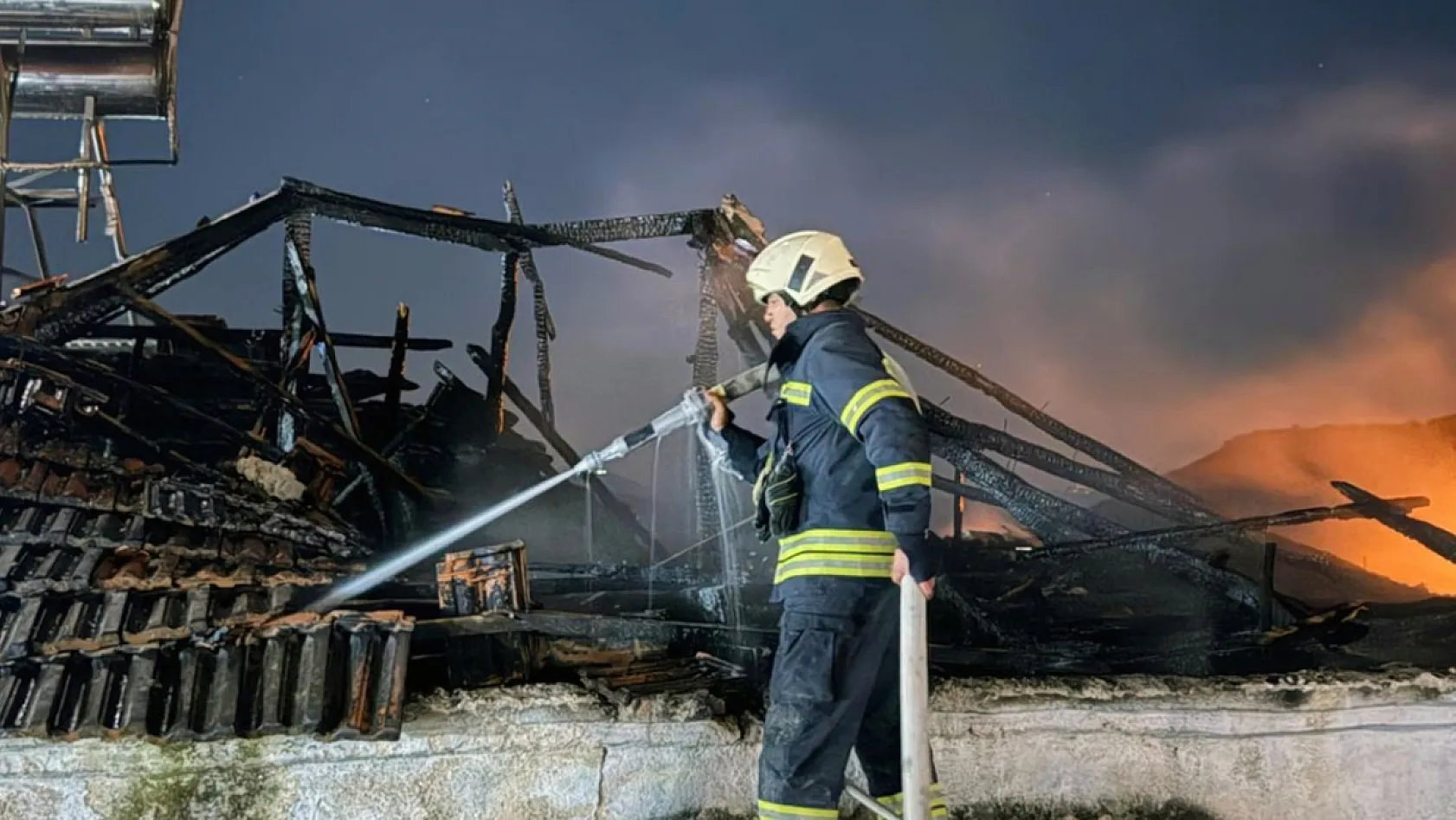 Milas'ta iki katlı evde çatı yangını