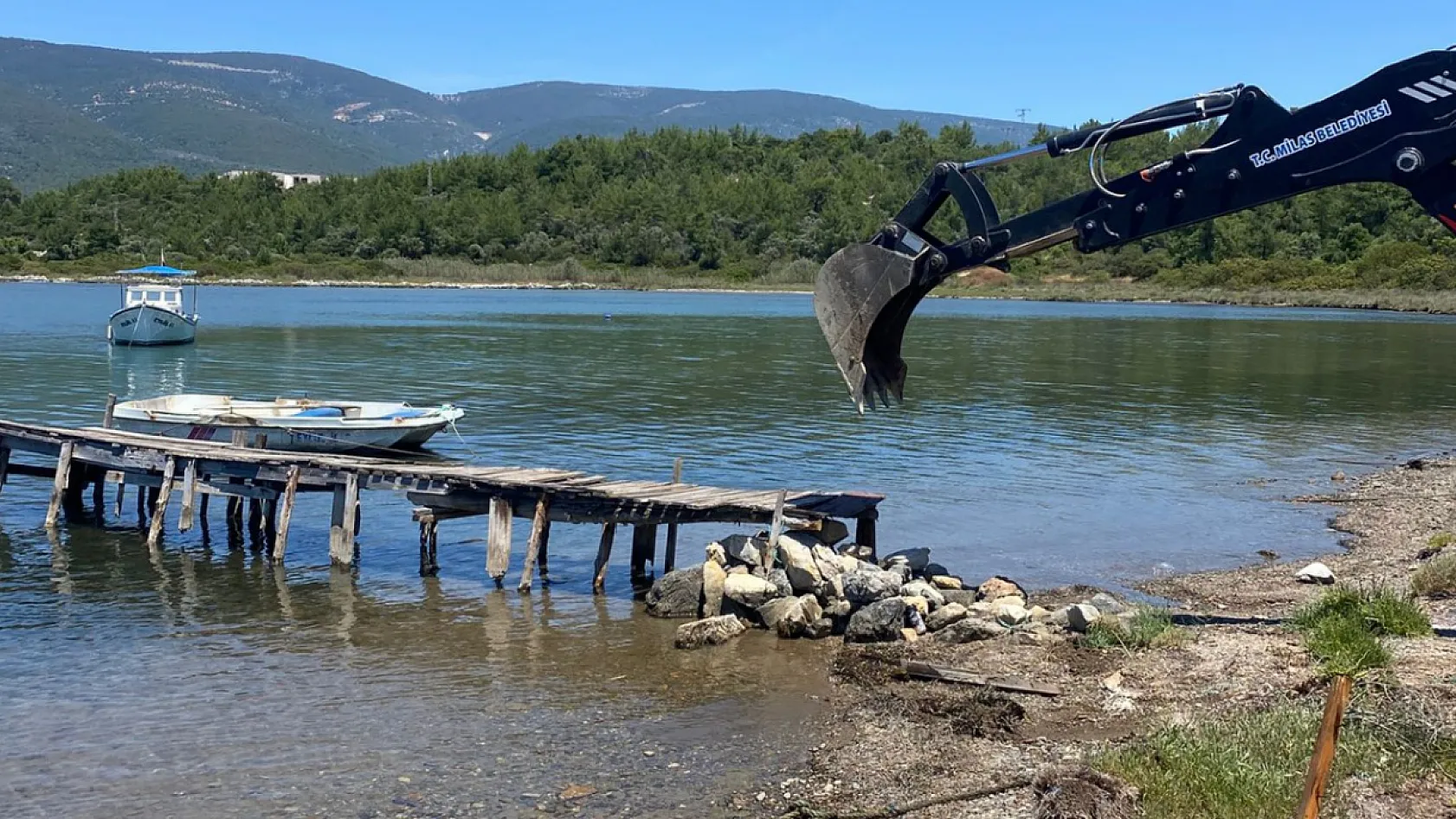 Milas'ta Kıyı Şeridindeki Kaçak İskeleler Yıkıldı