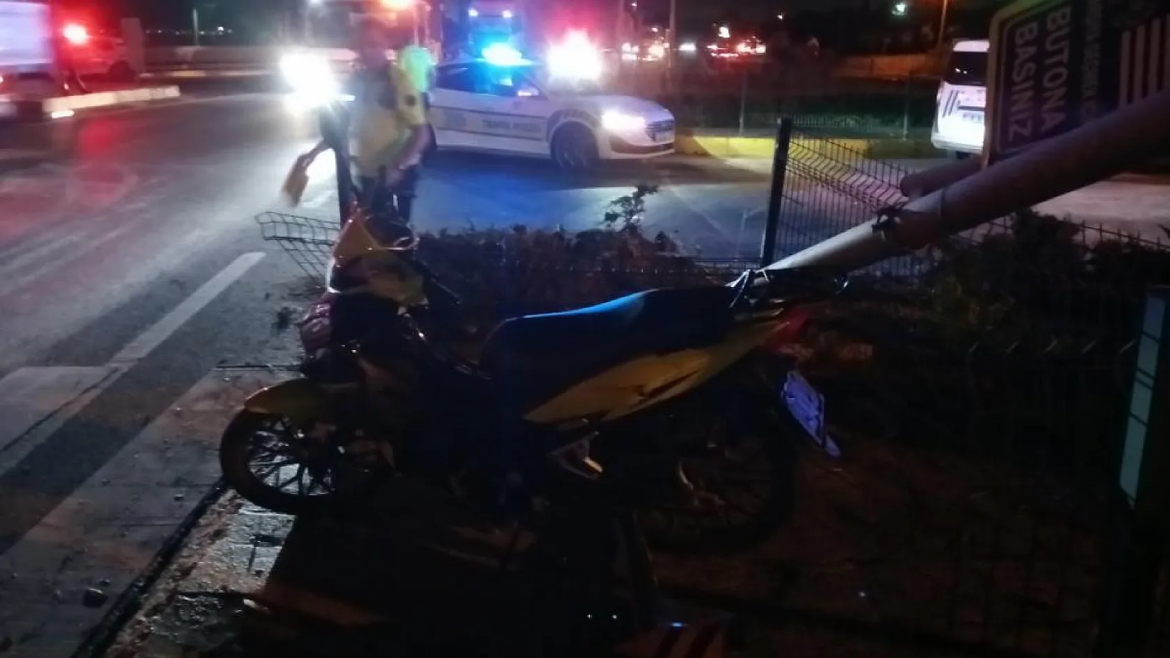 Motosiklet ile çarpışan otomobil takla atarak ters döndü: 1'i ağır 4 yaralı