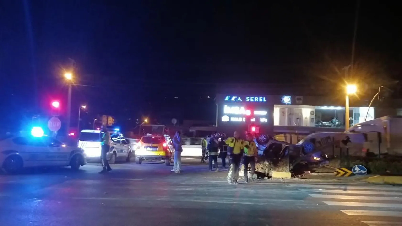 Motosiklet ile çarpışan otomobil takla atarak ters döndü: 1'i ağır 4 yaralı