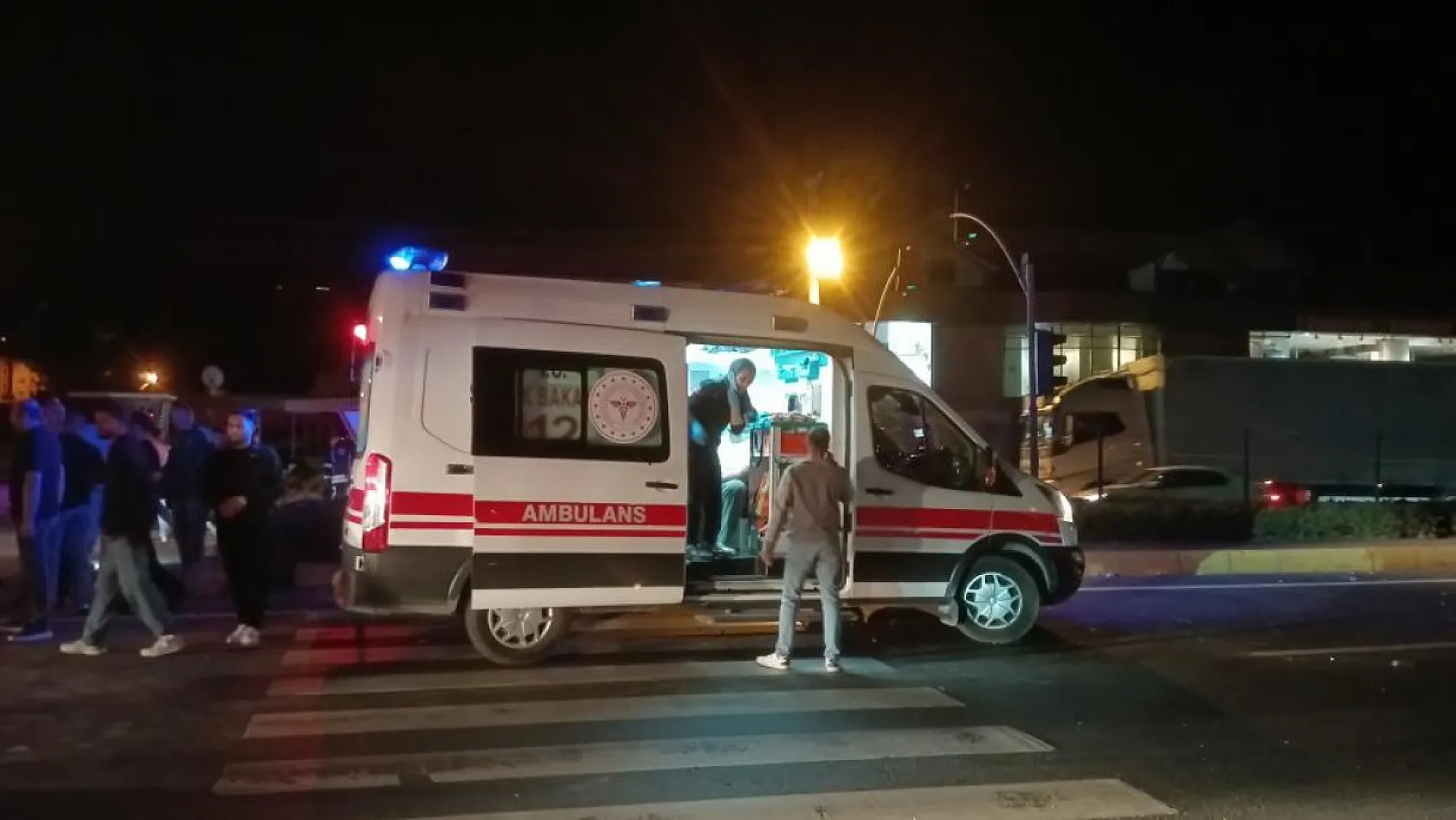 Motosiklet ile çarpışan otomobil takla atarak ters döndü: 1'i ağır 4 yaralı
